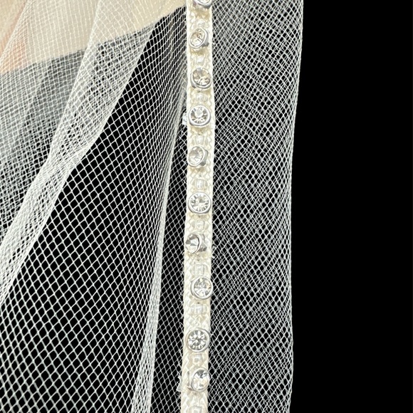 Michelle Roth Veil. Simple and elegant w/diamond trim. - Picture 6 of 8